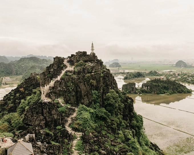 Toàn cảnh nhìn từ đỉnh núi Múa (Ninh Bình) khiến bao du khách ngất ngây. Chuyến đi lần này, nhiếp ảnh gia đơn thương độc mã rong ruổi khắp các nẻo đường để tìm kiếm cảm hứng sáng tác