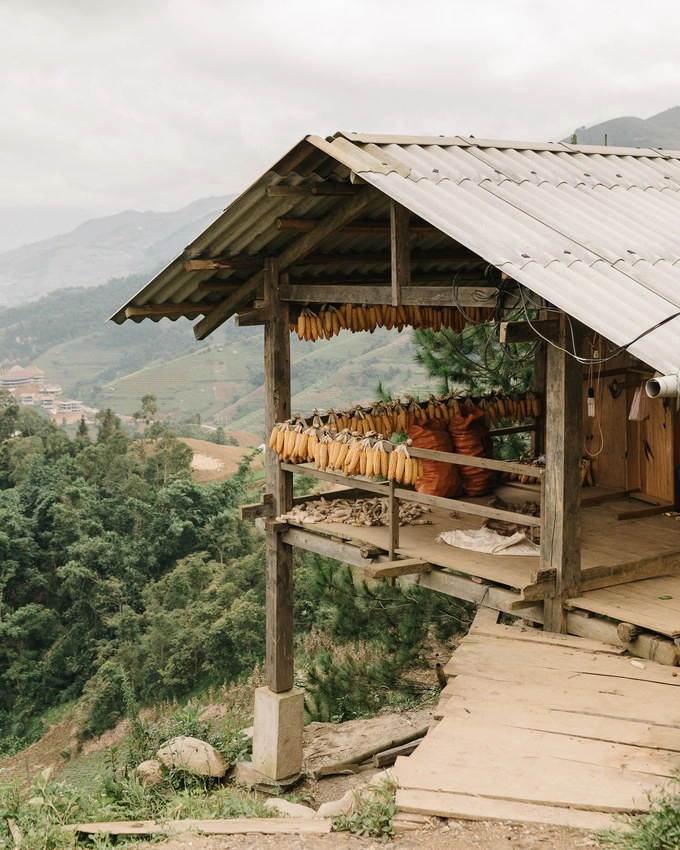 "Khi đi du lịch, tôi luôn cần bạn bè xung quanh để chia sẻ những khoảnh khắc. Và lần đầu tiên đi một mình này, tôi cảm thấy hơi trống trải. Đó là lý do vì sao tôi muốn chụp thật nhiều như một cách lấp đầy khoảng trống và làm tư liệu mỗi khi nhớ lại những ngày ở Việt Nam", anh nói. Trong ảnh là một căn nhà đơn sơ nơi người dân đang phơi ngô ở Chế Cu Nha, huyện Mù Cang Chải.