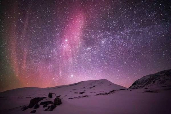 Đêm ở Lapland. Vào giữa mùa đông, nơi đây chỉ có ánh sáng ban ngày trong khoảng ba giờ