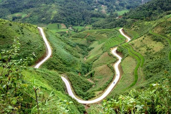 Chiếc vòng ngọc - đường vào Bạch Đích. Ảnh: Thủy Trần. Chiếc vòng ngọc - đường vào Bạch Đích. Ảnh: Thủy Trần.