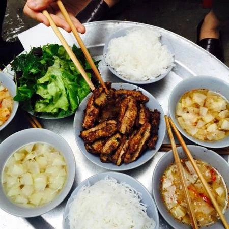 bach-mai-con-pho-thien-duong-cho-hoi-thich-qua-chieu-me-an-dem-ha-noi-ivivu-1
