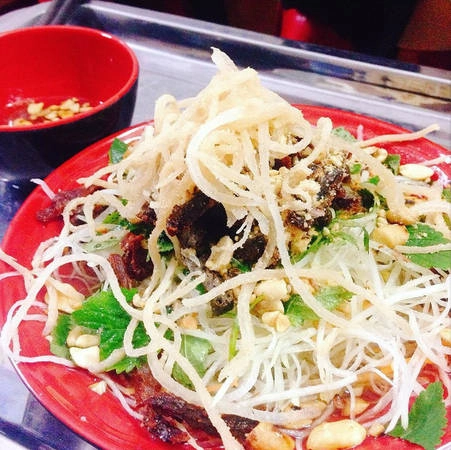 bach-mai-con-pho-thien-duong-cho-hoi-thich-qua-chieu-me-an-dem-ha-noi-ivivu-13