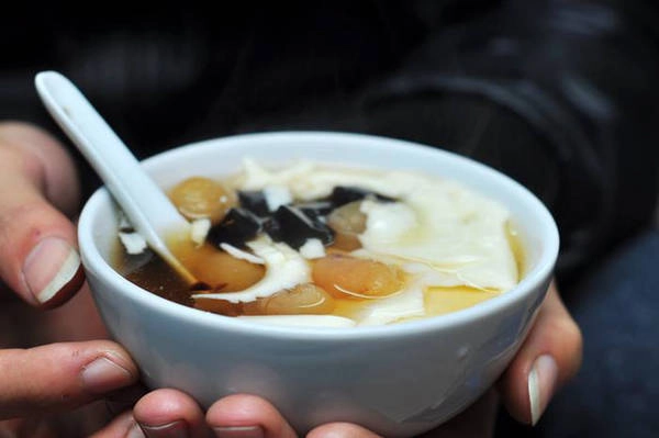bach-mai-con-pho-thien-duong-cho-hoi-thich-qua-chieu-me-an-dem-ha-noi-ivivu-19
