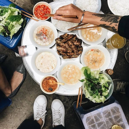 bach-mai-con-pho-thien-duong-cho-hoi-thich-qua-chieu-me-an-dem-ha-noi-ivivu-3