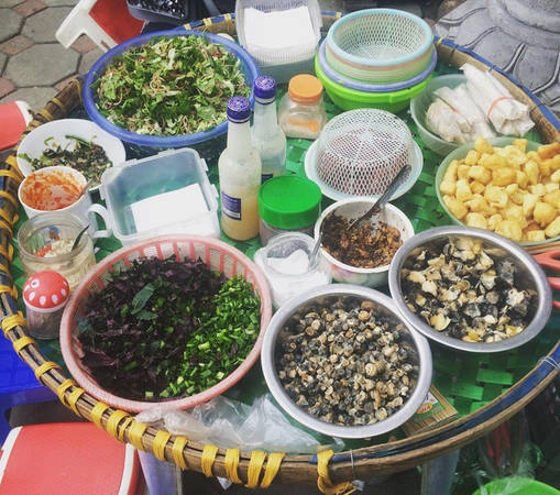 bach-mai-con-pho-thien-duong-cho-hoi-thich-qua-chieu-me-an-dem-ha-noi-ivivu-4