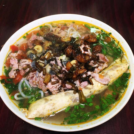 bach-mai-con-pho-thien-duong-cho-hoi-thich-qua-chieu-me-an-dem-ha-noi-ivivu-6