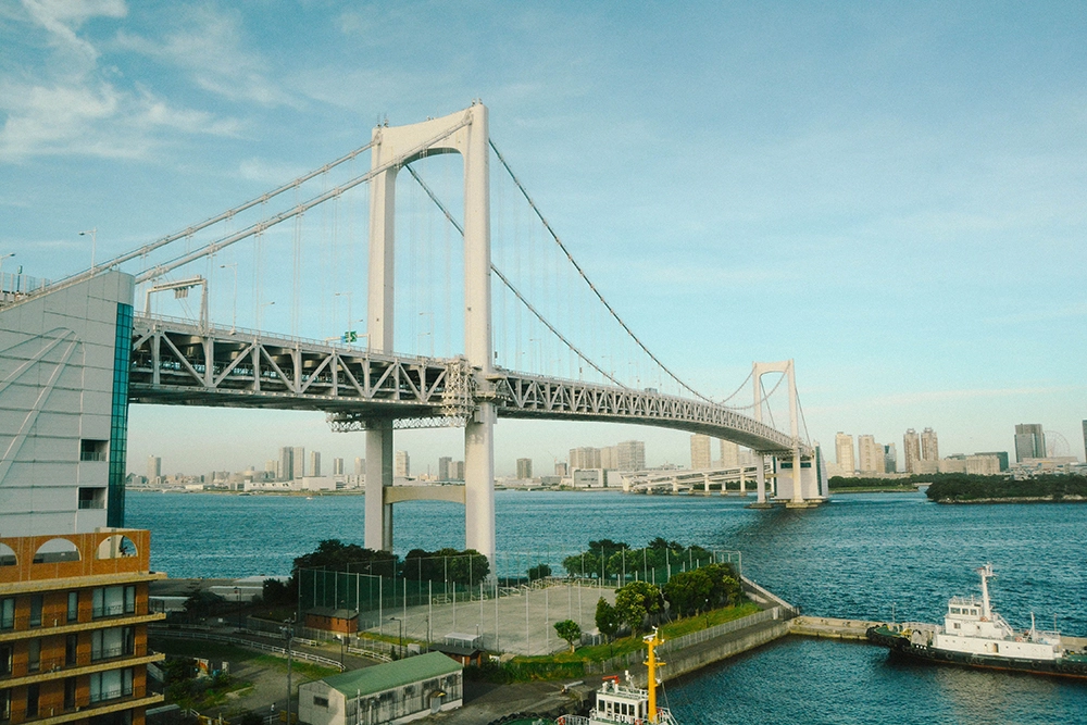 Đến Odaiba, du khách có thể dành nguyên một ngày để khám phá các địa danh như tòa nhà Truyền hình Fuji Studios, trung tâm mua sắm Tokyo Beach, Aqua, tượng Nữ thần Tự do, cầu Rainbow Bridge, Palette Town...