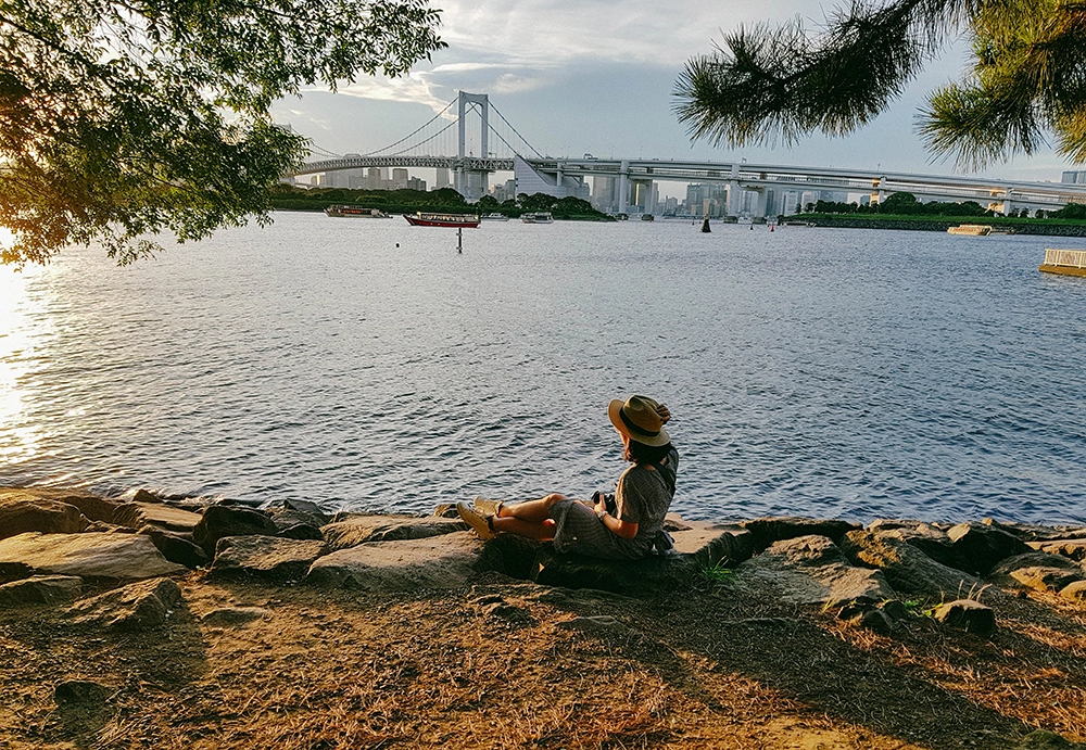 Khác với vẻ đông đúc, hiện đại của thủ đô Nhật Bản, Odaiba là khoảng lặng thanh bình, yên ả, là nơi người dân địa phương thường tìm đến mỗi buổi chiều để ngắm hoàng hôn, tản bộ, hẹn hò hay đơn giản là hít thở không khí trong lành.