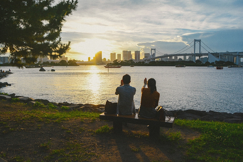 Không phải là một cảnh quan thiên nhiên thuần túy nhưng đảo nhân tạo Odaiba lại là điểm tham quan ngoài trời đáng giá nhất ở Tokyo, đặc biệt là vào mùa hè. Thời điểm hoàng hôn thường khá muộn, khoảng 19h. Nhưng những người lãng mạn thường hò hẹn ở đây từ sớm để chọn một chỗ đẹp nhất ngắm mặt trời lặn.