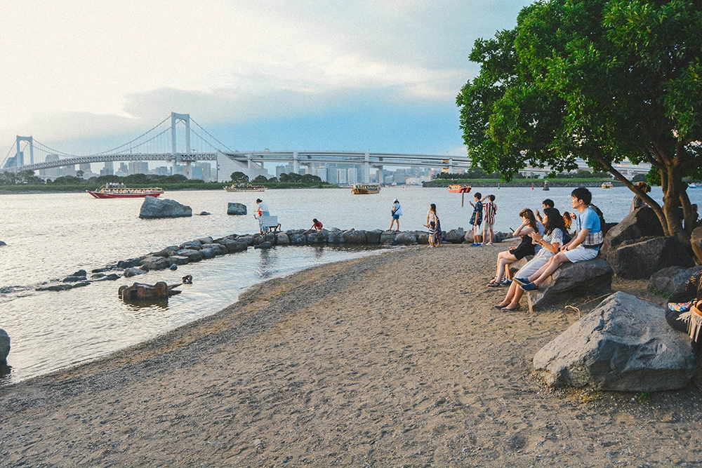 Bạn có thể chạy chân trần trên cát hay nhúng chân xuống làn nước biển mát lành, xua tan đi căng thẳng mệt mỏi của nhịp sống hiện đại, nhiều áp lực ở Tokyo.