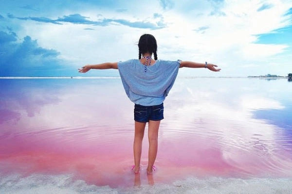 Las Coloradas từng là một thị trấn khai thác mỏ muối, những đồi muối trắng đối lập cũng đã góp phần tạo nên sự nổi bật cho vùng biển hồng như cổ tích này. Las Coloradas từng là một thị trấn khai thác mỏ muối, những đồi muối trắng đối lập cũng đã góp phần tạo nên sự nổi bật cho vùng biển hồng như cổ tích này.