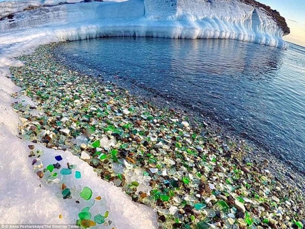 Bãi biển Glass nằm ở vịnh Ussuri, gần thành phố Vladivostok, Nga là một trong những bãi biển kỳ lạ nhất thế giới. Thay vì dải cát trắng, hoặc vàng chạy dọc bờ biển cùng làn nước xanh thường thấy, Glass lại lấp lánh màu sắc của những viên “đá cuội thủy tinh”. Ảnh: Anna Pozharskaya/The Siberian Times. Bãi biển Glass nằm ở vịnh Ussuri, gần thành phố Vladivostok, Nga là một trong những bãi biển kỳ lạ nhất thế giới. Thay vì dải cát trắng, hoặc vàng chạy dọc bờ biển cùng làn nước xanh thường thấy, Glass lại lấp lánh màu sắc của những viên “đá cuội thủy tinh”. Ảnh: Anna Pozharskaya/The Siberian Times.