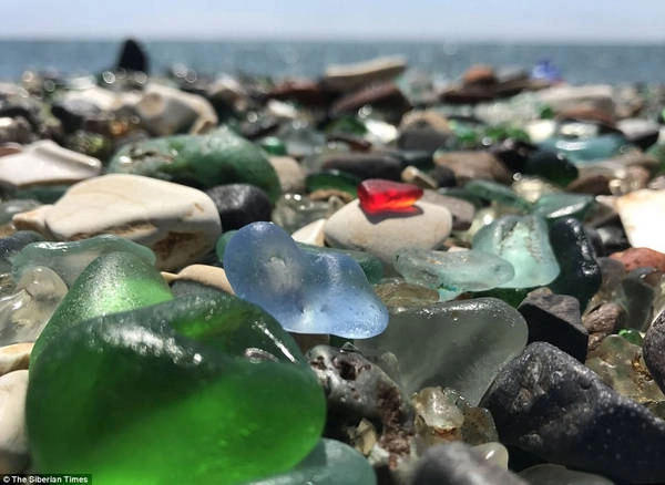Bãi biển Glass dần trở thành một trong những điểm thu hút khách du lịch chính của cảng Vladivostok. Ảnh: The Siberian Times. Bãi biển Glass dần trở thành một trong những điểm thu hút khách du lịch chính của cảng Vladivostok. Ảnh: The Siberian Times.