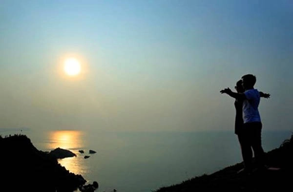 Chẳng phải ngẫu nhiên mà người ta gọi bãi đá Móng Rồng là “thung lũng tình yêu”. Chẳng phải ngẫu nhiên mà người ta gọi bãi đá Móng Rồng là “thung lũng tình yêu”.