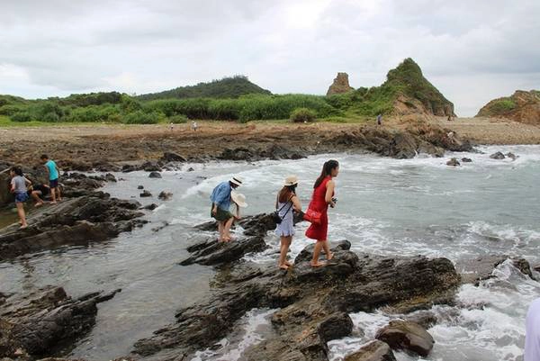 Thuỷ triều lên, sóng vỗ vào các ngách đá phát ra âm thanh vui tai. Đây được xem là nơi đón ánh bình minh và hoàng hôn tuyệt đẹp trên đảo Cô Tô. Thuỷ triều lên, sóng vỗ vào các ngách đá phát ra âm thanh vui tai. Đây được xem là nơi đón ánh bình minh và hoàng hôn tuyệt đẹp trên đảo Cô Tô.
