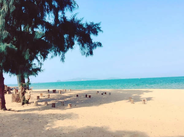 Nhắc đến Thanh Hóa, người ta chỉ nghĩ tới biển Sầm Sơn, Hải Hòa, Tĩnh Gia hay Hải Tiến... nên khi cái tên Bãi Đông (Nghi Sơn) được nhắc tới đã khiến nhiều người tò mò. Không tấp nập, không xô bồ như những bãi tắm nổi tiếng khác, khung cảnh Bãi Đông yên bình, nhẹ nhàng, đem tới không gian thư giãn khá lý tưởng. Ảnh: lanvii Nhắc đến Thanh Hóa, người ta chỉ nghĩ tới biển Sầm Sơn, Hải Hòa, Tĩnh Gia hay Hải Tiến... nên khi cái tên Bãi Đông (Nghi Sơn) được nhắc tới đã khiến nhiều người tò mò. Không tấp nập, không xô bồ như những bãi tắm nổi tiếng khác, khung cảnh Bãi Đông yên bình, nhẹ nhàng, đem tới không gian thư giãn khá lý tưởng. Ảnh: lanvii