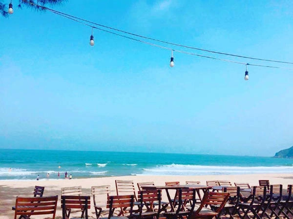 Chưa có nhiều bên khai thác dịch vụ ở Bãi Đông nên nơi này vẫn mang vẻ đẹp tự nhiên của bãi cát trắng trải dài, đoạn đường đá hoang sơ, nước biển xanh trong, vắng vẻ. Ảnh: huebe93 Chưa có nhiều bên khai thác dịch vụ ở Bãi Đông nên nơi này vẫn mang vẻ đẹp tự nhiên của bãi cát trắng trải dài, đoạn đường đá hoang sơ, nước biển xanh trong, vắng vẻ. Ảnh: huebe93