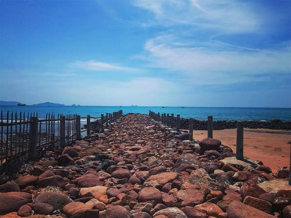 Đoạn đường đá lởm chởm hướng ra biển được xem là nơi sống ảo lý tưởng. Ảnh: sanhit-98 Đoạn đường đá lởm chởm hướng ra biển được xem là nơi sống ảo lý tưởng. Ảnh: sanhit-98