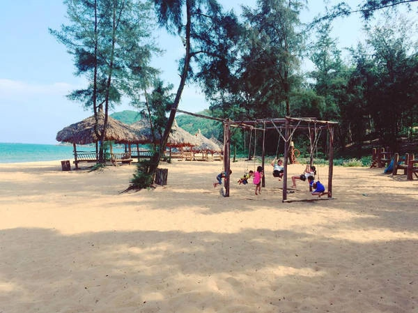 Để đến được Bãi Đông, bạn có thẻ chọn di chuyển bằng xe máy hoặc xe khách. Khi đi xe khách từ Hà Nội về đến trung tâm thành phố Thanh Hóa, bạn có thể thuê xe máy hoặc taxi để đi đến Bãi Đông. Giá vé xe khách dao động từ 100.000 - 150.000 đồng tùy loại. Bãi Đông cách trung tâm thành phố Thanh Hóa khoảng 60 km. Nếu đi theo nhóm, bạn có thể chọn taxi làm phương tiện di chuyển. Ảnh: lanvii Để đến được Bãi Đông, bạn có thẻ chọn di chuyển bằng xe máy hoặc xe khách. Khi đi xe khách từ Hà Nội về đến trung tâm thành phố Thanh Hóa, bạn có thể thuê xe máy hoặc taxi để đi đến Bãi Đông. Giá vé xe khách dao động từ 100.000 - 150.000 đồng tùy loại. Bãi Đông cách trung tâm thành phố Thanh Hóa khoảng 60 km. Nếu đi theo nhóm, bạn có thể chọn taxi làm phương tiện di chuyển. Ảnh: lanvii