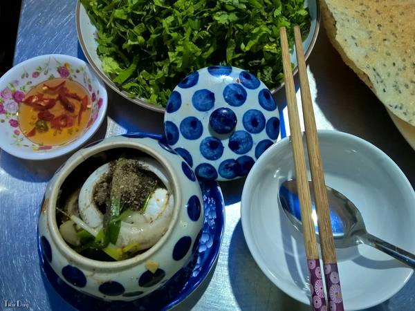 Tới Phú Yên không thể không khám phá những món ăn đặc sản biển độc đáo. Hãy tưởng tượng bạn đang ngồi bên bãi biển lộng gió, nếm thử mùi vị khác lạ của món gỏi bao tử cá ngừ, mắt cá ngừ tiềm thuốc bắc, cá ngừ tươi cuộn lá cải xanh chấm mù tạt, cà ri vi cá… quả là 1 cảm giác vô cùng tuyệt vời. Tới Phú Yên không thể không khám phá những món ăn đặc sản biển độc đáo. Hãy tưởng tượng bạn đang ngồi bên bãi biển lộng gió, nếm thử mùi vị khác lạ của món gỏi bao tử cá ngừ, mắt cá ngừ tiềm thuốc bắc, cá ngừ tươi cuộn lá cải xanh chấm mù tạt, cà ri vi cá… quả là 1 cảm giác vô cùng tuyệt vời.