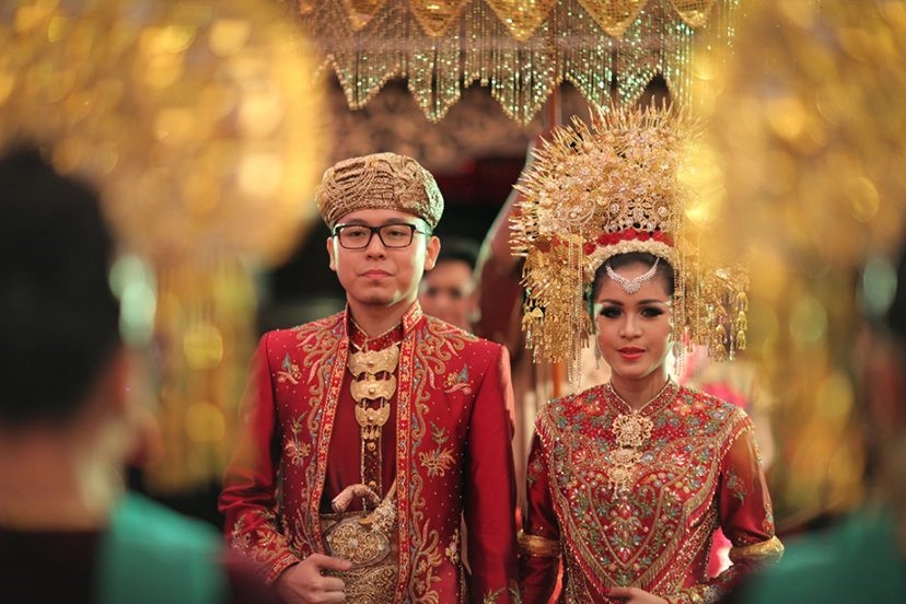 Khi một cặp vợ chồng kết hôn, chú rể sẽ chuyển đến sinh sống tại nhà cô dâu. Mọi quyết định trong gia đình đều được cân nhắc giữa ý kiến của cả vợ và chồng trên cơ sở tôn trọng lẫn nhau. Tuy nhiên, phụ nữ nắm quyền quyết định chính trong các vấn đề liên quan đến hoạt động gia đình, thu chi, mua sắm và giáo dục trẻ em… Khi một cặp vợ chồng kết hôn, chú rể sẽ chuyển đến sinh sống tại nhà cô dâu. Mọi quyết định trong gia đình đều được cân nhắc giữa ý kiến của cả vợ và chồng trên cơ sở tôn trọng lẫn nhau. Tuy nhiên, phụ nữ nắm quyền quyết định chính trong các vấn đề liên quan đến hoạt động gia đình, thu chi, mua sắm và giáo dục trẻ em…