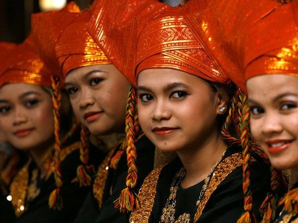 “Phụ nữ là mối liên hệ quan trọng của hiện tại và quá khứ. Nếu gặp một phụ nữ người Minangkabau đang mang thai, mọi người đều thực sự hy vọng cô ấy sẽ cho ra đời một bé gái đầu lòng”, cựu giáo sư Taufil Abdullah, chủ tịch Uỷ ban Khoa học Xã hội tại Học viện Khoa học Indonesia chia sẻ. Ảnh: Pinterest, The Daily Beast. “Phụ nữ là mối liên hệ quan trọng của hiện tại và quá khứ. Nếu gặp một phụ nữ người Minangkabau đang mang thai, mọi người đều thực sự hy vọng cô ấy sẽ cho ra đời một bé gái đầu lòng”, cựu giáo sư Taufil Abdullah, chủ tịch Uỷ ban Khoa học Xã hội tại Học viện Khoa học Indonesia chia sẻ. Ảnh: Pinterest, The Daily Beast.