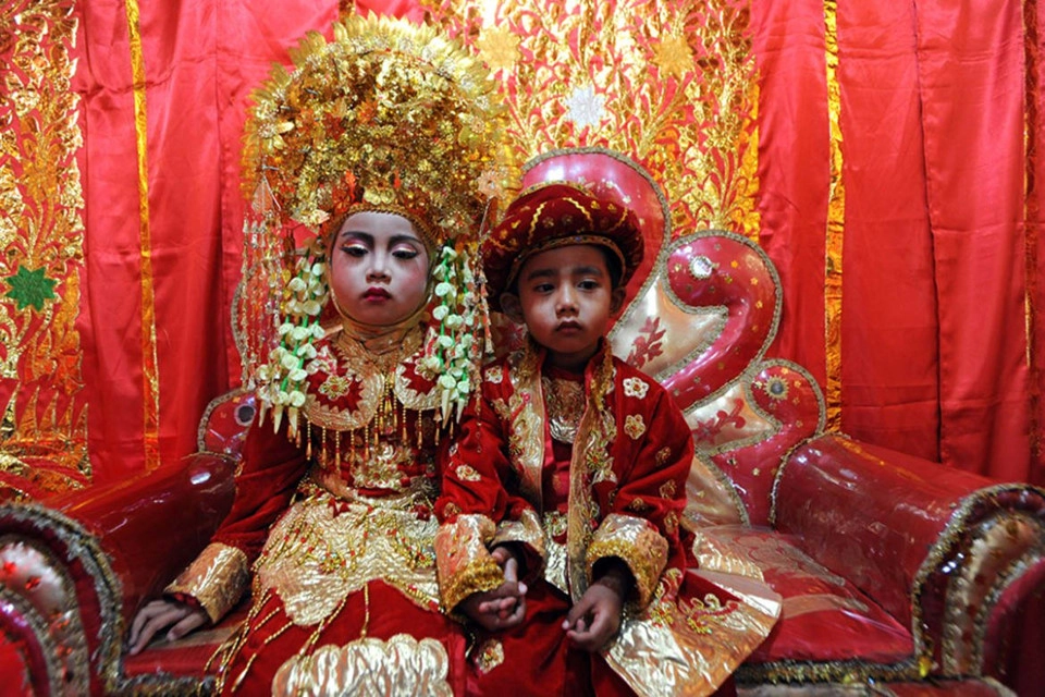 Trẻ em người Minangkabau mỗi dịp sinh nhật sẽ đón lễ aquika với những bộ trang phục truyền thống lộng lẫy. Những chiếc mũ cầu kỳ tượng trưng cho tinh thần dũng cảm của tộc người Việt cổ sinh sống tại Indonesia. Trẻ em người Minangkabau mỗi dịp sinh nhật sẽ đón lễ aquika với những bộ trang phục truyền thống lộng lẫy. Những chiếc mũ cầu kỳ tượng trưng cho tinh thần dũng cảm của tộc người Việt cổ sinh sống tại Indonesia.