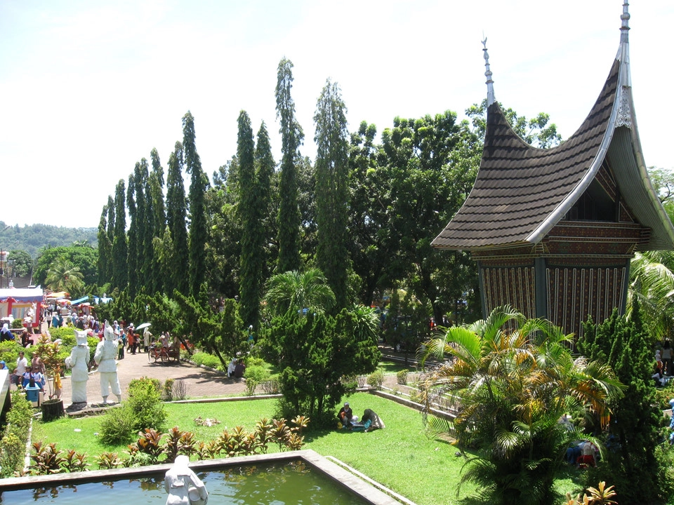 Ngôi nhà truyền thống của người Minangkabau với tên gọi Rumah Gadang sở hữu kết cấu đặc biệt, có mái cong vút như mái chùa cổ Việt Nam. Mái nhà được làm từ gỗ surian địa phương với cấu trúc hình vòm, cong vút như chiếc sừng trâu. Ngôi nhà truyền thống của người Minangkabau với tên gọi Rumah Gadang sở hữu kết cấu đặc biệt, có mái cong vút như mái chùa cổ Việt Nam. Mái nhà được làm từ gỗ surian địa phương với cấu trúc hình vòm, cong vút như chiếc sừng trâu.