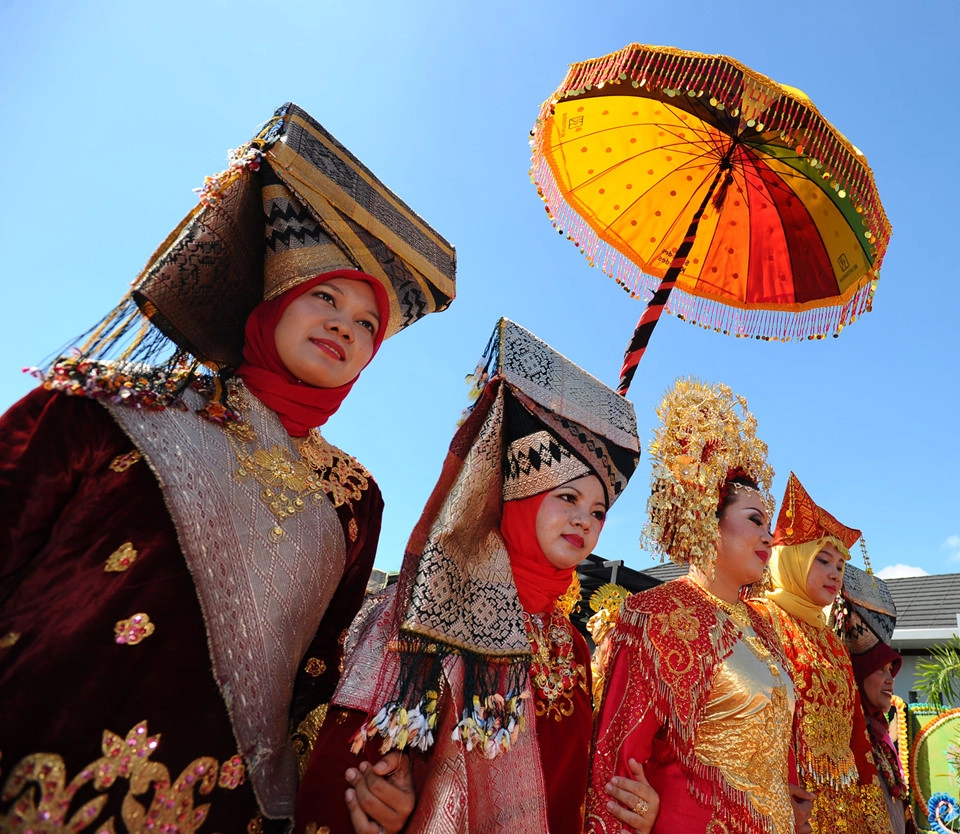 Du khách đến thăm tây Sumatra, Indonesia có lẽ sẽ không ấn tượng quá nhiều với vẻ đẹp của hồ và đồi núi nơi đây. Thay vào đó, họ sẽ rất nhớ những người Minangkabau từ phong tục đến văn hoá, đặc biệt là vai trò của người phụ nữ. Ảnh: Bondo. Du khách đến thăm tây Sumatra, Indonesia có lẽ sẽ không ấn tượng quá nhiều với vẻ đẹp của hồ và đồi núi nơi đây. Thay vào đó, họ sẽ rất nhớ những người Minangkabau từ phong tục đến văn hoá, đặc biệt là vai trò của người phụ nữ. Ảnh: Bondo.