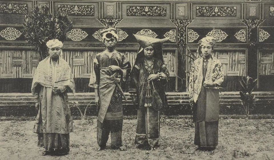 Tộc người Minangkabau mang theo chế độ thị tộc mẫu hệ như người Việt cổ. Người Minangkabau phần lớn theo đạo Hồi nhưng tín ngưỡng của họ là thuyết vật linh. Họ tin rằng vạn vật đều có linh hồn. Thuyết này cũng là tín ngưỡng đầu tiên của người Việt cổ trước khi các đạo khác du nhập vào đất nước. Ảnh: GoodnewsfromSoutheastAsia. Tộc người Minangkabau mang theo chế độ thị tộc mẫu hệ như người Việt cổ. Người Minangkabau phần lớn theo đạo Hồi nhưng tín ngưỡng của họ là thuyết vật linh. Họ tin rằng vạn vật đều có linh hồn. Thuyết này cũng là tín ngưỡng đầu tiên của người Việt cổ trước khi các đạo khác du nhập vào đất nước. Ảnh: GoodnewsfromSoutheastAsia.