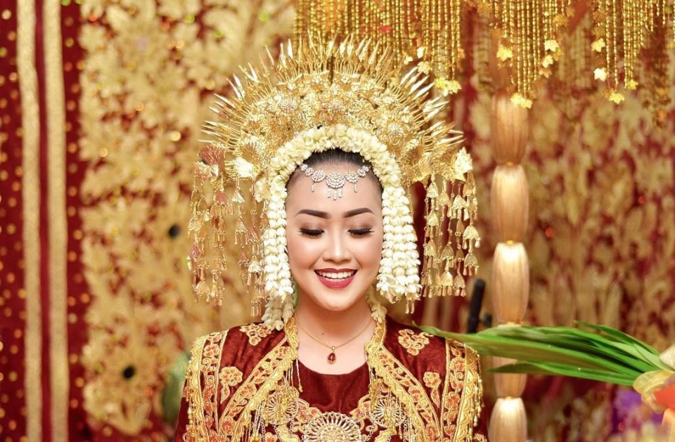 Nhắc đến đạo Hồi, nhiều người thường nghĩ đến các chế độ hà khắc và số phận nhỏ bé của người phụ nữ. Nhưng với tộc người Minangkabau, vị trí của người phụ nữ trong gia đình và xã hội đặc biệt hơn cả. Đến đảo Sumatra, nếu hỏi người dân chắc chắn du khách sẽ nhận được câu trả lời: “Phụ nữ là chủ gia đình”. Theo đó, phụ nữ và nam giới trong gia đình chia sẻ quyền lực và tuân thủ nguyên tắc giữ trọn vẹn trách nhiệm, bảo vệ lẫn nhau trong xã hội. Nhắc đến đạo Hồi, nhiều người thường nghĩ đến các chế độ hà khắc và số phận nhỏ bé của người phụ nữ. Nhưng với tộc người Minangkabau, vị trí của người phụ nữ trong gia đình và xã hội đặc biệt hơn cả. Đến đảo Sumatra, nếu hỏi người dân chắc chắn du khách sẽ nhận được câu trả lời: “Phụ nữ là chủ gia đình”. Theo đó, phụ nữ và nam giới trong gia đình chia sẻ quyền lực và tuân thủ nguyên tắc giữ trọn vẹn trách nhiệm, bảo vệ lẫn nhau trong xã hội.
