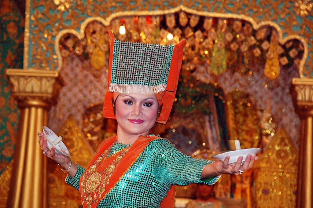ban-biet-gi-ve-toc-nguoi-viet-co-minangkabau-o-indonesia-ivivu-5
