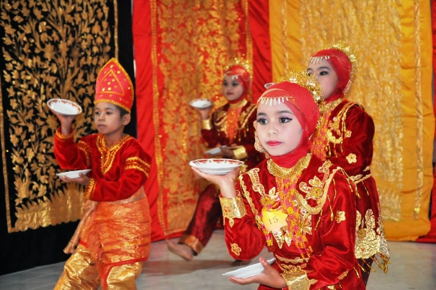 Người dân Minangkabau sinh sống bằng nghề trồng lúa nước với tục ăn trầu, nhuộm răng từ lâu đời. Họ còn có những nét văn hoá khác gần gũi với người Việt. Tộc Minangkabau có những điệu nhảy và bản nhạc truyền thống mà họ luôn tự hào như điệu múa nến kinh điển. Người dân Minangkabau sinh sống bằng nghề trồng lúa nước với tục ăn trầu, nhuộm răng từ lâu đời. Họ còn có những nét văn hoá khác gần gũi với người Việt. Tộc Minangkabau có những điệu nhảy và bản nhạc truyền thống mà họ luôn tự hào như điệu múa nến kinh điển.