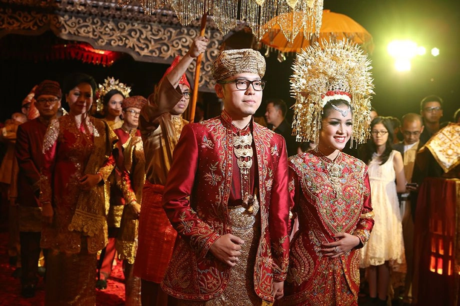 Mọi nghi thức, lễ hội quan trọng đều do phụ nữ chủ trì như lễ nhậm chức lãnh đạo trong gia tộc, đám cưới, thu hoạch mùa màng… Đám cưới của các cặp đôi Minangkabau được tổ chức, trang hoàng lộng lẫy với lễ phục truyền thống. Mọi nghi thức, lễ hội quan trọng đều do phụ nữ chủ trì như lễ nhậm chức lãnh đạo trong gia tộc, đám cưới, thu hoạch mùa màng… Đám cưới của các cặp đôi Minangkabau được tổ chức, trang hoàng lộng lẫy với lễ phục truyền thống.