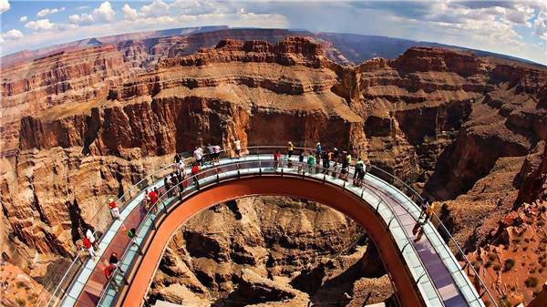 Grand Canyon Skywalk với cầu kính hình vành móng ngựa nhô hẳn ra ngoài vách núi đá. (Ảnh: Internet) Grand Canyon Skywalk với cầu kính hình vành móng ngựa nhô hẳn ra ngoài vách núi đá. (Ảnh: Internet)