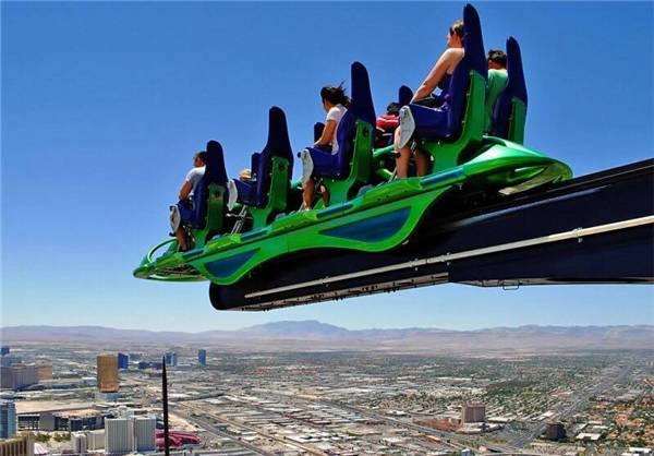 Las Vegas Strip's X-Scream với chiếc đu quay cảm giác mạnh trên nóc nhà cao hơn 350m. (Ảnh: Internet) Las Vegas Strip's X-Scream với chiếc đu quay cảm giác mạnh trên nóc nhà cao hơn 350m. (Ảnh: Internet)