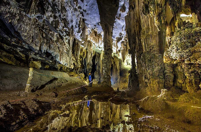 Hệ thống hang động Tú Làn Trải dài khoảng 20km, hệ thống hang động Tú Làn nằm cách Vườn Quốc Gia Phong Nha - Kẻ Bàng khoảng 70km, bên cạnh ngôi làng dân tộc thiểu số Tân Hóa thuộc huyện Minh Hóa. Hệ thống hang động Tú Làn Trải dài khoảng 20km, hệ thống hang động Tú Làn nằm cách Vườn Quốc Gia Phong Nha - Kẻ Bàng khoảng 70km, bên cạnh ngôi làng dân tộc thiểu số Tân Hóa thuộc huyện Minh Hóa.