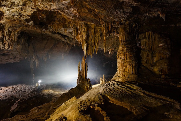 Là một phần của hệ thống hang động Phong Nha, với chiều dài trên 1,6km, hang Va được các chuyên gia và du khách đánh giá cao nhờ hệ thống thạch nhũ dạng nón có kích thước khá đồng đều. Là một phần của hệ thống hang động Phong Nha, với chiều dài trên 1,6km, hang Va được các chuyên gia và du khách đánh giá cao nhờ hệ thống thạch nhũ dạng nón có kích thước khá đồng đều.