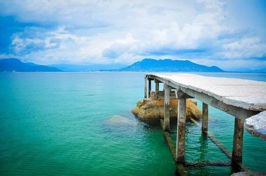 Nếu Bình Ba đã bắt đầu được nhiều khách du lịch chú ý thì Bình Lập hầu như vẫn còn là một viên ngọc thô ẩn mình chờ được khám phá. Cách trung tâm thành phố Nha Trang khoảng 90km, mất 2 giờ đi tàu từ cảng Ba Ngòi, Bình Lập gây ấn tượng mạnh mẽ và sâu sắc với du khách bởi màu nước xanh ngắt không một gợn bẩn. Thoạt nhìn cứ ngỡ như Maldives đã được dịch chuyển về Việt Nam vậy. (Nguồn: Internet)