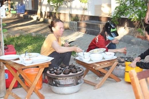  Buổi sáng, còn gì thú vị hơn là được ngồi bên khuôn bánh căn của người bản địa, hít hà mùi bánh thơm lừng bên hơi ấm tỏa ra từ than hồng. (Nguồn: Internet)