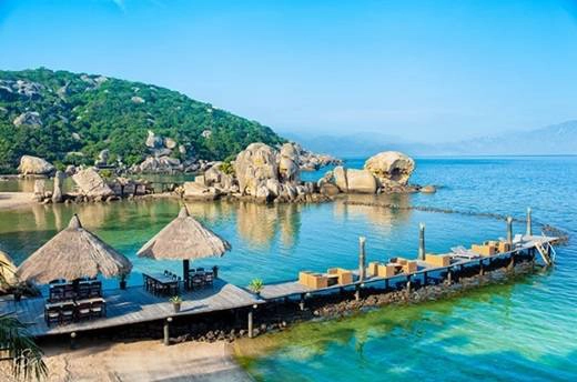 Một điểm hấp dẫn nữa của Bình Lập đó là lối kiến trúc của những khu resort không khác gì Maldives. Phần cầu cảng bằng gỗ dẫn ra biển tạo nên khung cảnh nên thơ và cảm giác lãng mạn cho du khách khi đi dạo hay ngồi ngắm biển. (Nguồn: Internet)