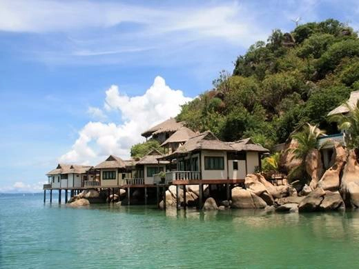  Dưới làn nước trong xanh của biển Bình Lập là những rạn san hô trù phú. (Nguồn: Internet)