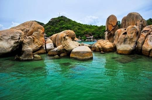 Màu nước xanh ngọc bích là một đặc sản của Bình Lập, làm nơi đây trông giống Maldives hơn bất kì nơi nào. Được ngâm mình trong làn nước mát lạnh, ngẩng đầu lên là gặp một màu xanh êm dịu của bầu trời, bạn như được tách biệt khỏi thế giới nhộn nhịp. (Nguồn: Internet)