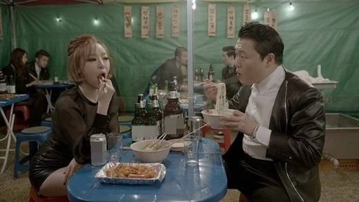 Soju là thức uống có cồn bán chạy nhất ở Hàn Quốc, đặc biệt là loại Jinro Soju. (Ảnh: Internet) Soju là thức uống có cồn bán chạy nhất ở Hàn Quốc, đặc biệt là loại Jinro Soju. (Ảnh: Internet)