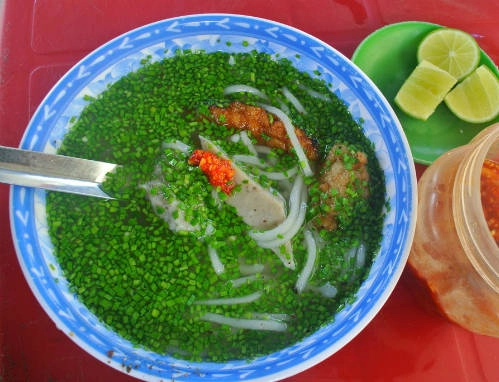 Bánh canh hẹ đặc trưng có mùi vị rất đặc biệt và sắc xanh đẹp mắt. Ảnh: Tung Xich Lo Bánh canh hẹ đặc trưng có mùi vị rất đặc biệt và sắc xanh đẹp mắt. Ảnh: Tung Xich Lo