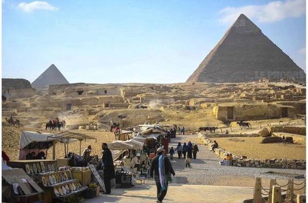 Các kim tự tháp ở Ai Cập ngày càng vắng bóng du khách - Ảnh: AFP