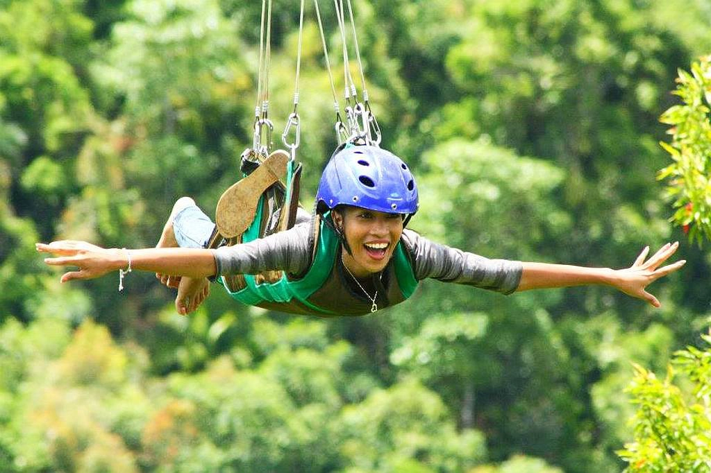 Đu Zipline ở Bohol. Ảnh: alonascoralgarden Đu Zipline ở Bohol. Ảnh: alonascoralgarden