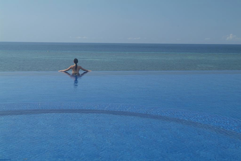 Hồ bơi vô cực hướng thẳng ra biển của Eskaya Beach Resort and Spa. Hồ bơi vô cực hướng thẳng ra biển của Eskaya Beach Resort and Spa.
