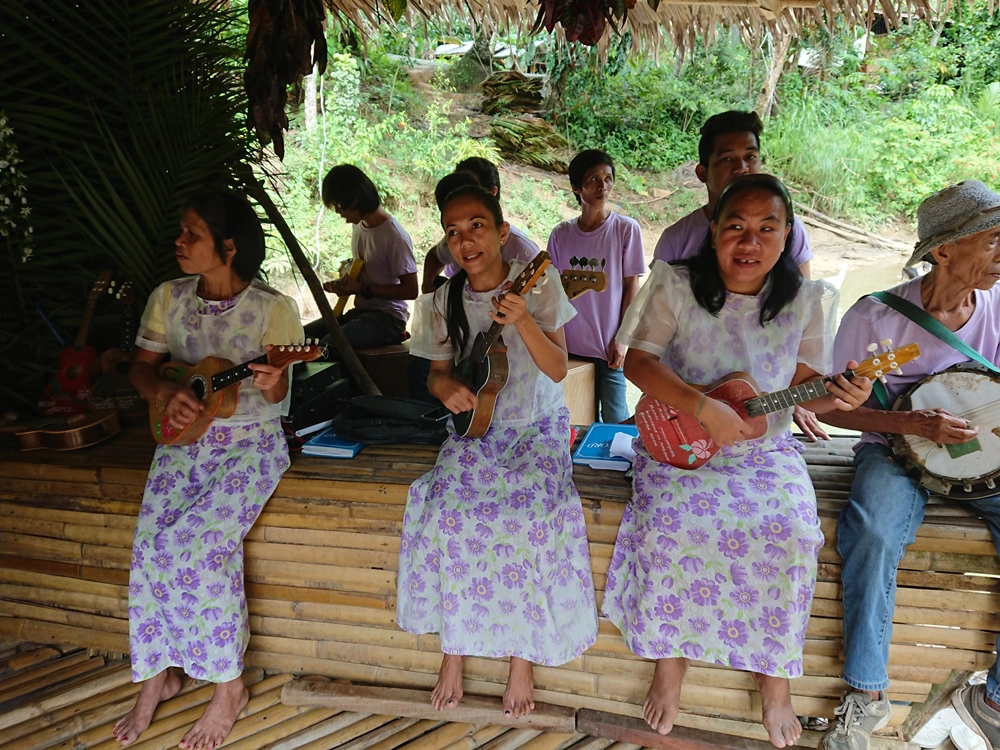 Thưởng thức âm nhạc địa phương trên sông. Ảnh: Tiểu Duy Thưởng thức âm nhạc địa phương trên sông. Ảnh: Tiểu Duy