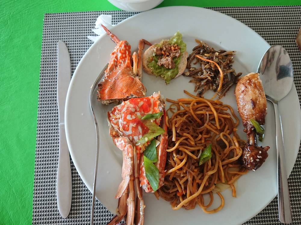 Buffet trên tàu khá đơn giản, bù lại khẩu vị rất dễ ăn. Ảnh: Tiểu Duy Buffet trên tàu khá đơn giản, bù lại khẩu vị rất dễ ăn. Ảnh: Tiểu Duy